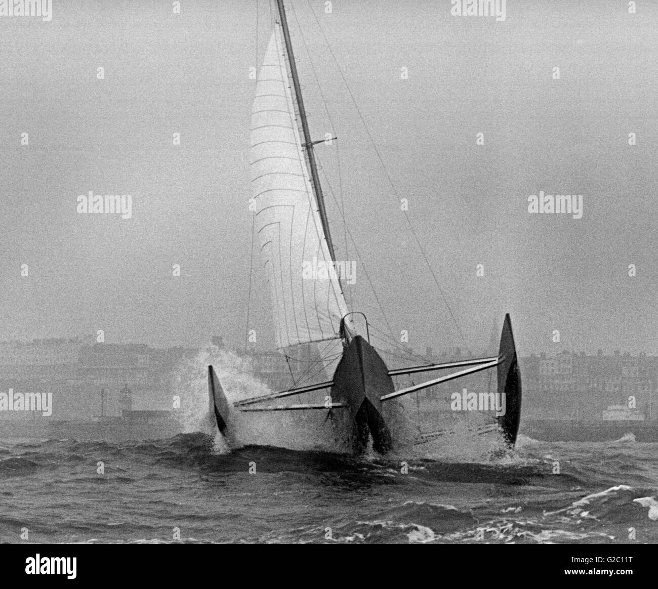 AJAX-NEWS-FOTOS. 23. FEBRUAR 1974. RAMSGATE, ENGLAND. -NEUE TRIMARAN PROBEFAHRTEN - FINANZIELLE ZEITEN "FT" KÄMPFE DURCH SCHWERES WETTER VON RAMSGATE.  FOTO: JONATHAN EASTLAND/AJAX REF: 7415-17 Stockfoto