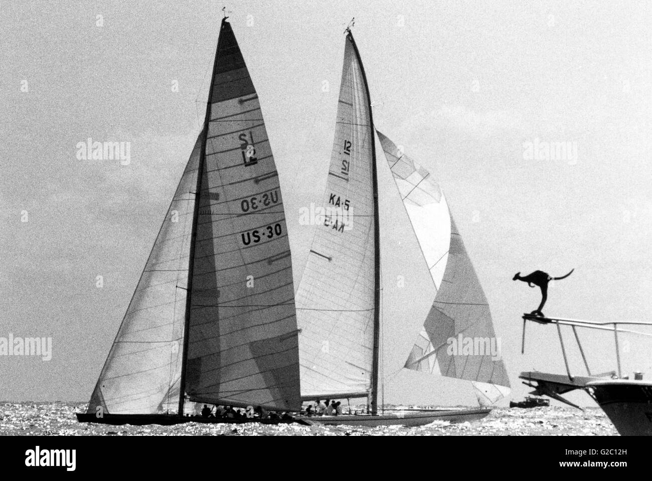 AJAXNETPHOTO.1980. NEWPORT, RHODE ISLAND, USA. -AMERICAS CUP - FREIHEIT (L) UND AUSTRALIEN LANZENSTECHEN ZU BEGINN EINES RENNENS FINALE, WÄHREND DIE "ROO" AUSSIE NANNY BOOT FEUER DREI BLICKT AUF FOTO: JONATHAN ESATLAND/AJAX REF: FREEDOM AMCUP 1980 Stockfoto