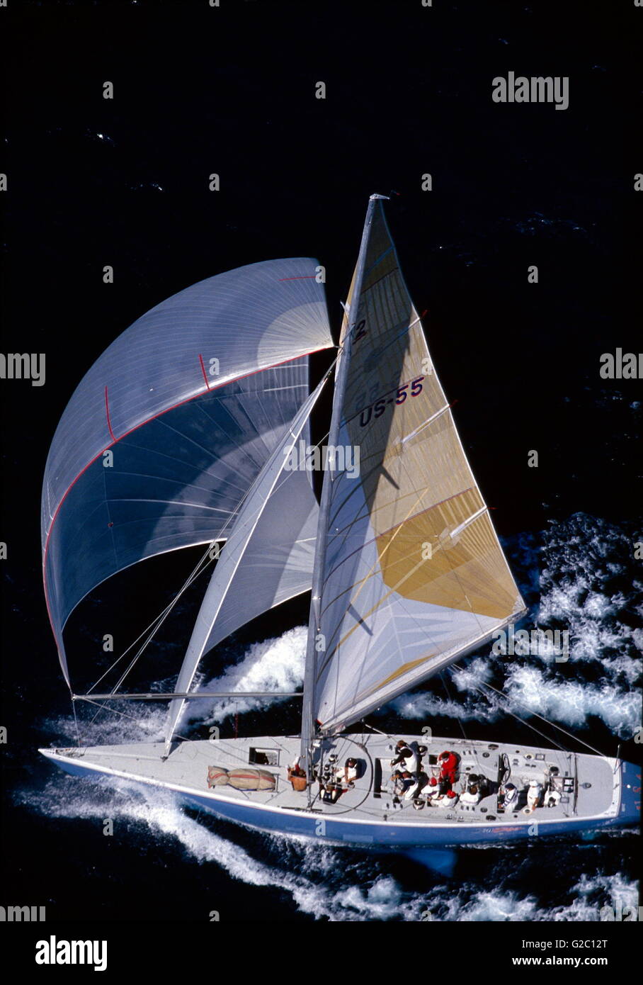AJAXNETPHOTO. 1987. FREMANTLE, AUSTRALIEN - AMERIKA CUP 1987 - STARS & STREIFEN (US55) MIT SKIPPER 1983 TASSE LOSER DENNIS CONNER IN VOLLER FAHRT AUF GAGE STRAßEN. FOTO: JONATHAN EASTLAND/AJAX. REF: 877114 Stockfoto