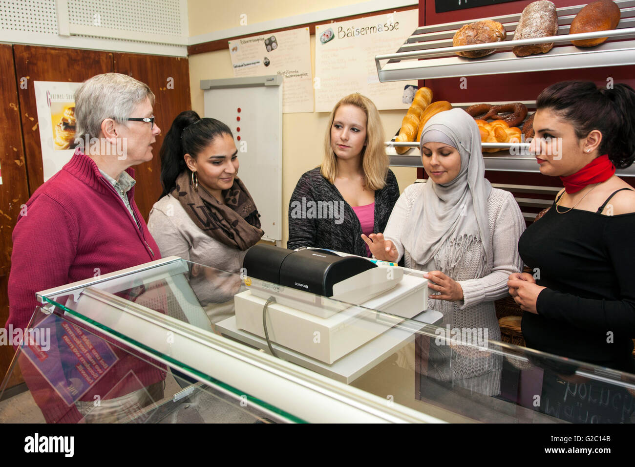 Unterricht in der Berufsschule an der Bäckerei-Theke. Stockfoto