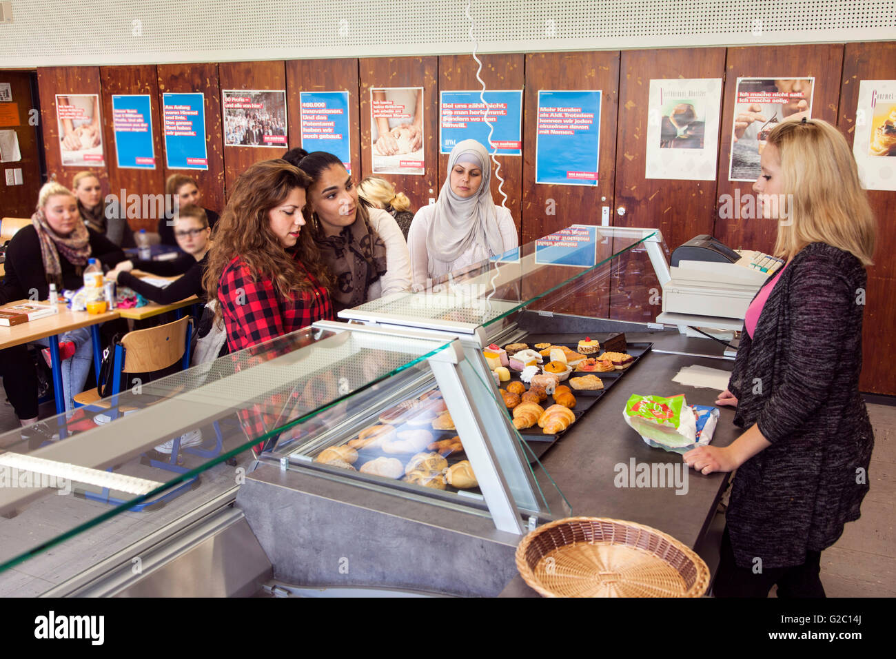 Unterricht in der Berufsschule an der Bäckerei-Theke. Stockfoto