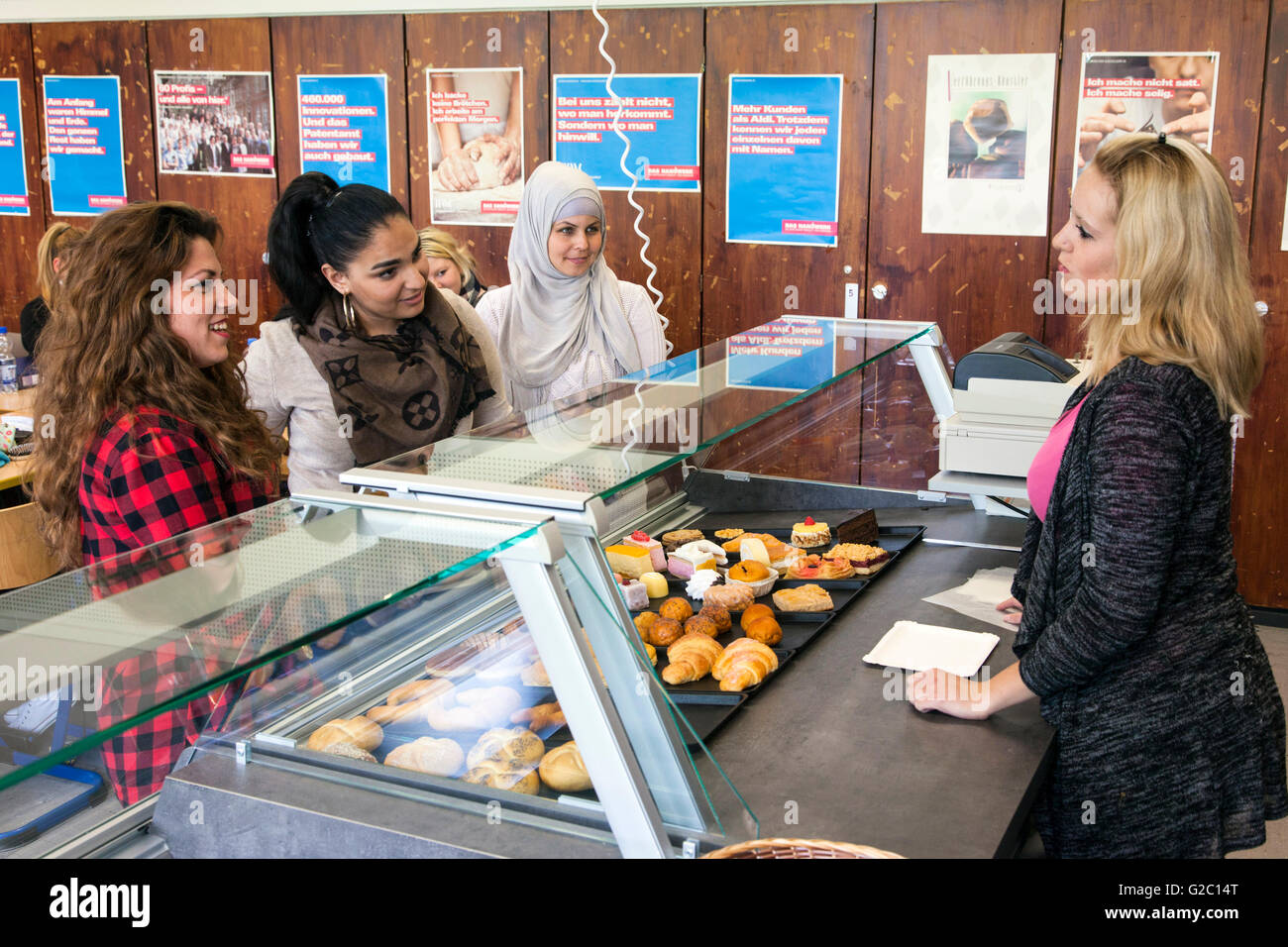 Unterricht in der Berufsschule an der Bäckerei-Theke. Stockfoto