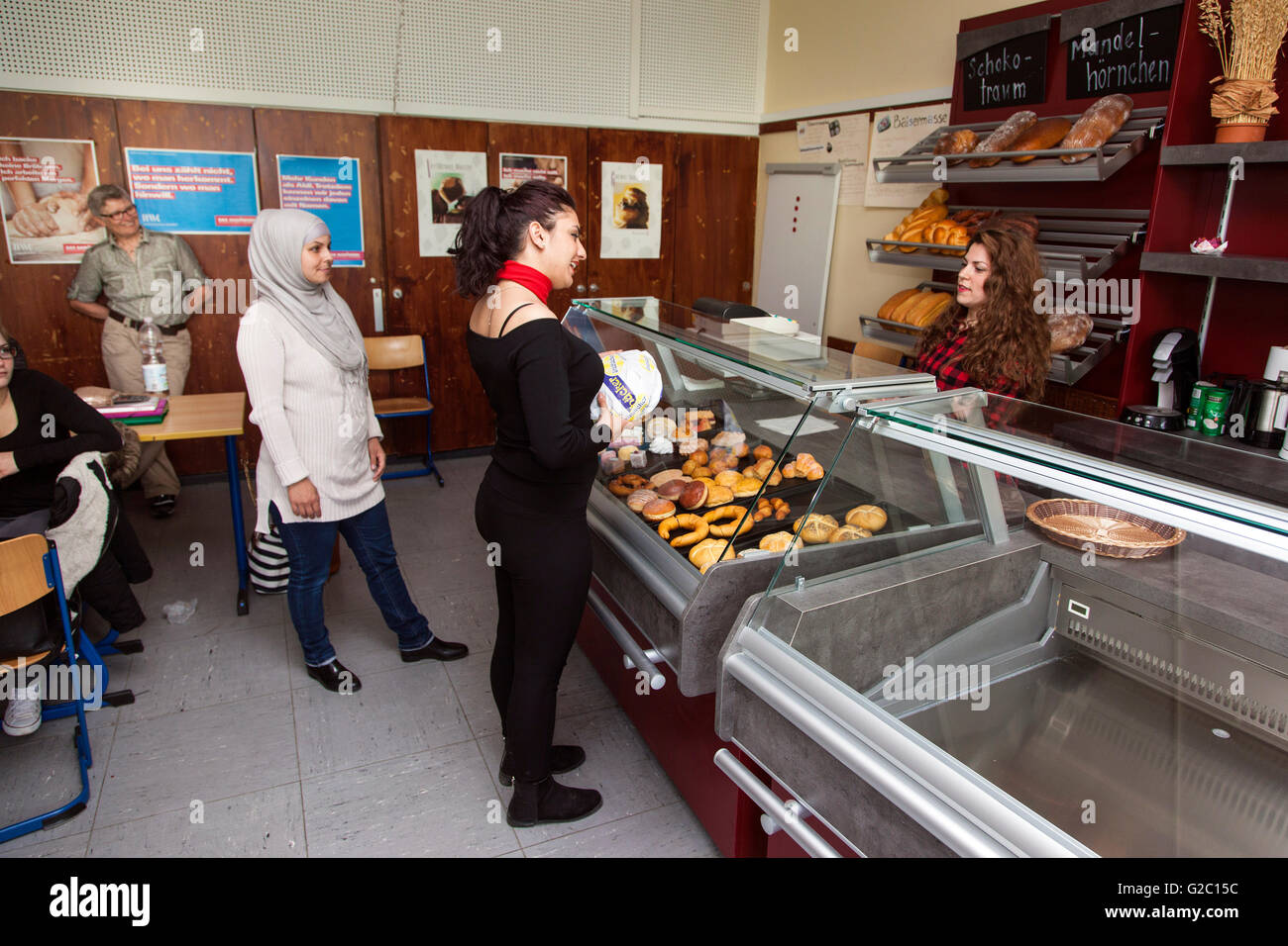 Unterricht in der Berufsschule an der Bäckerei-Theke. Stockfoto