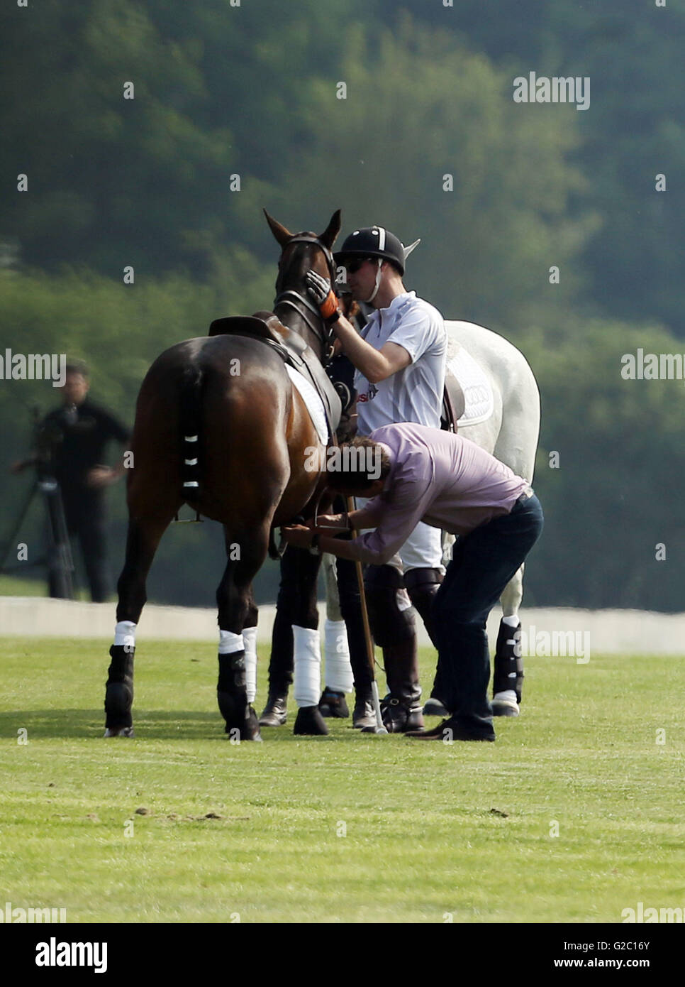 Der Duke of Cambridge neigt dazu, sein Pferd während eines Polo-Spiels im Cowarth Park, Ascot. Stockfoto