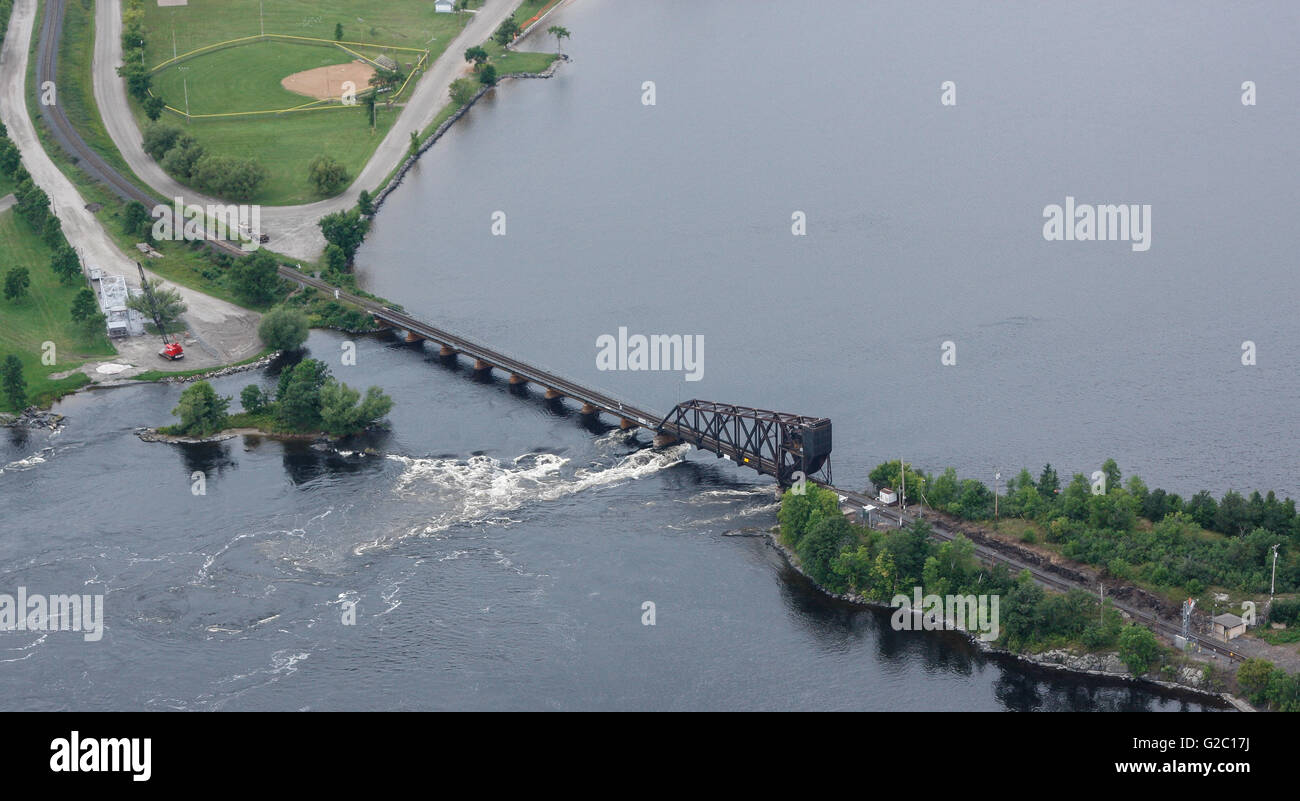 Das Quellgebiet des Rainy River wird von der kanadischen nationalen RR-Brücke überspannt Stockfoto