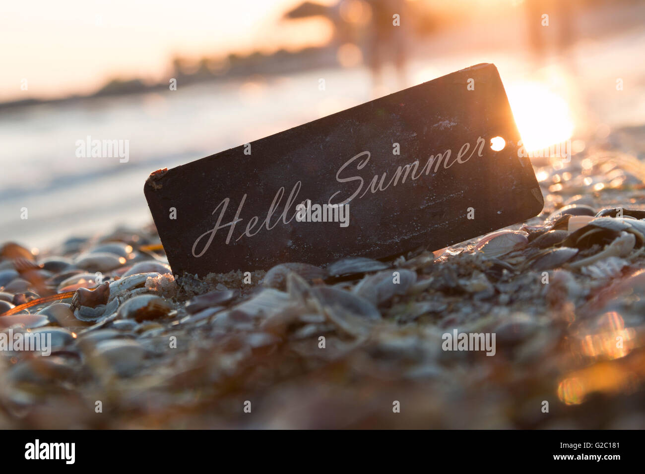 Hallo Sommer Text und den Sonnenuntergang am Strand. Stockfoto