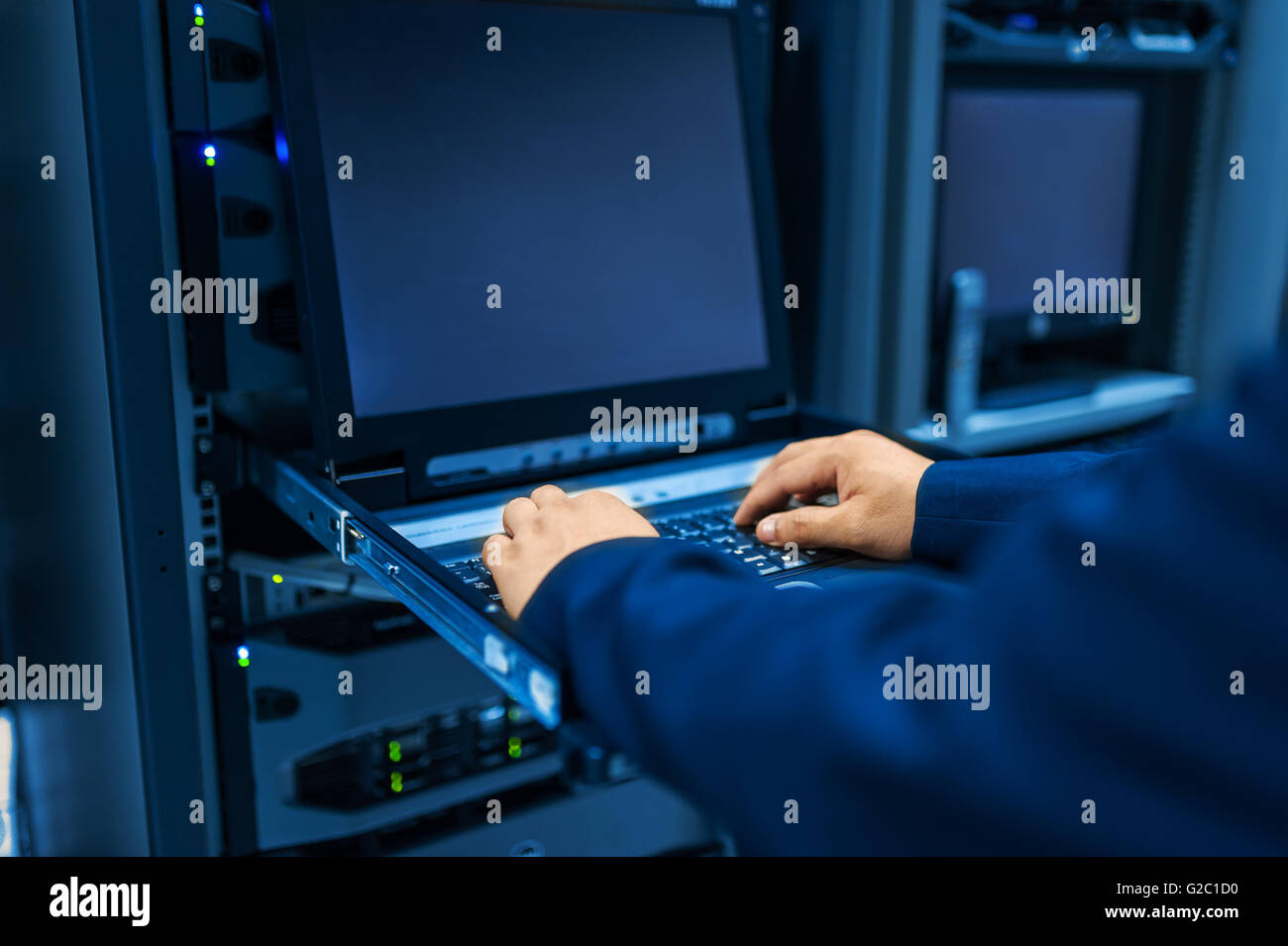 Mann Update-Server-Netzwerk im Zentrum Datenraum. Stockfoto