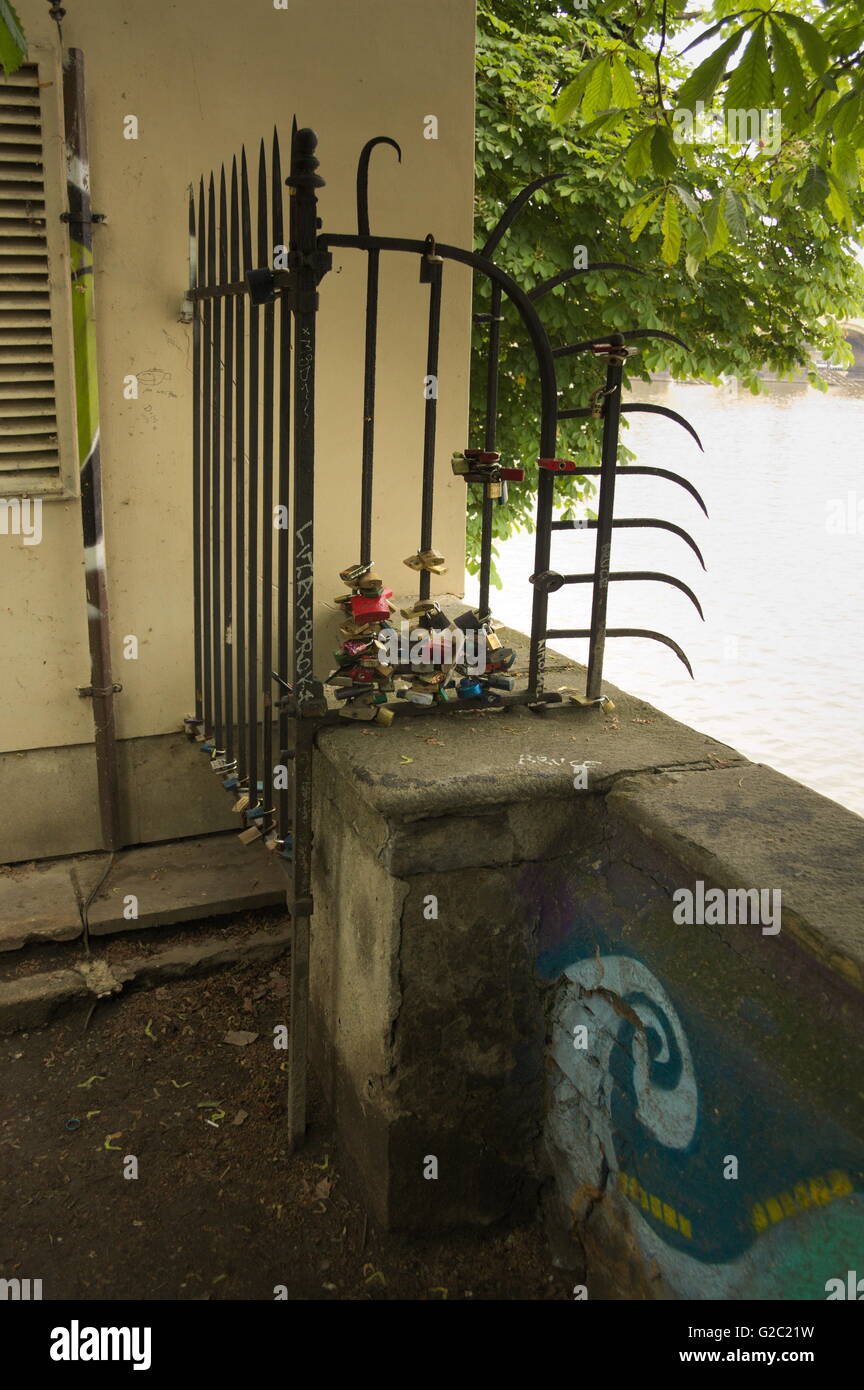 Vorhängeschloss auf dem Tor durch den Fluss. Romantisches Symbol Vorhängeschlösser Brautpaar kleben oder hängen am Zaun, Brücke oder Stockfoto