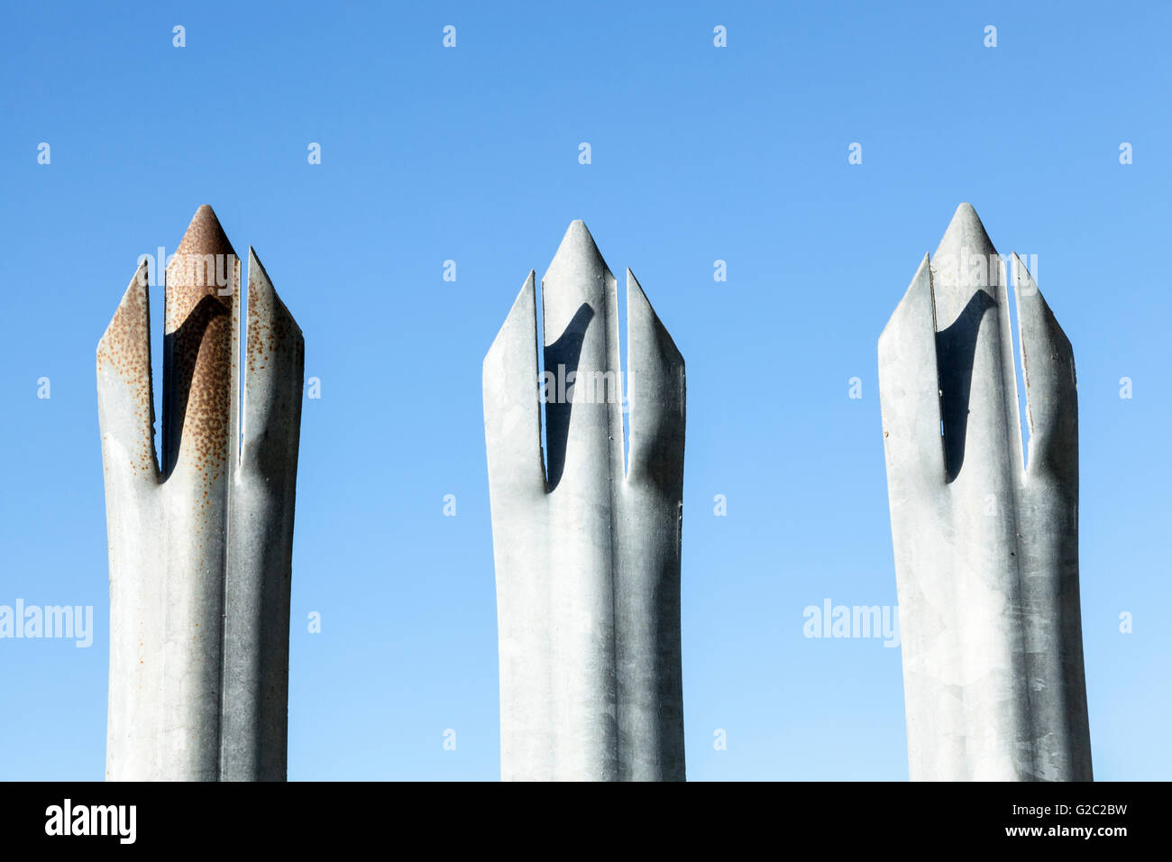 Spikes auf Stahl Sicherheit Fechten vor blauem Himmel, Großbritannien Stockfoto
