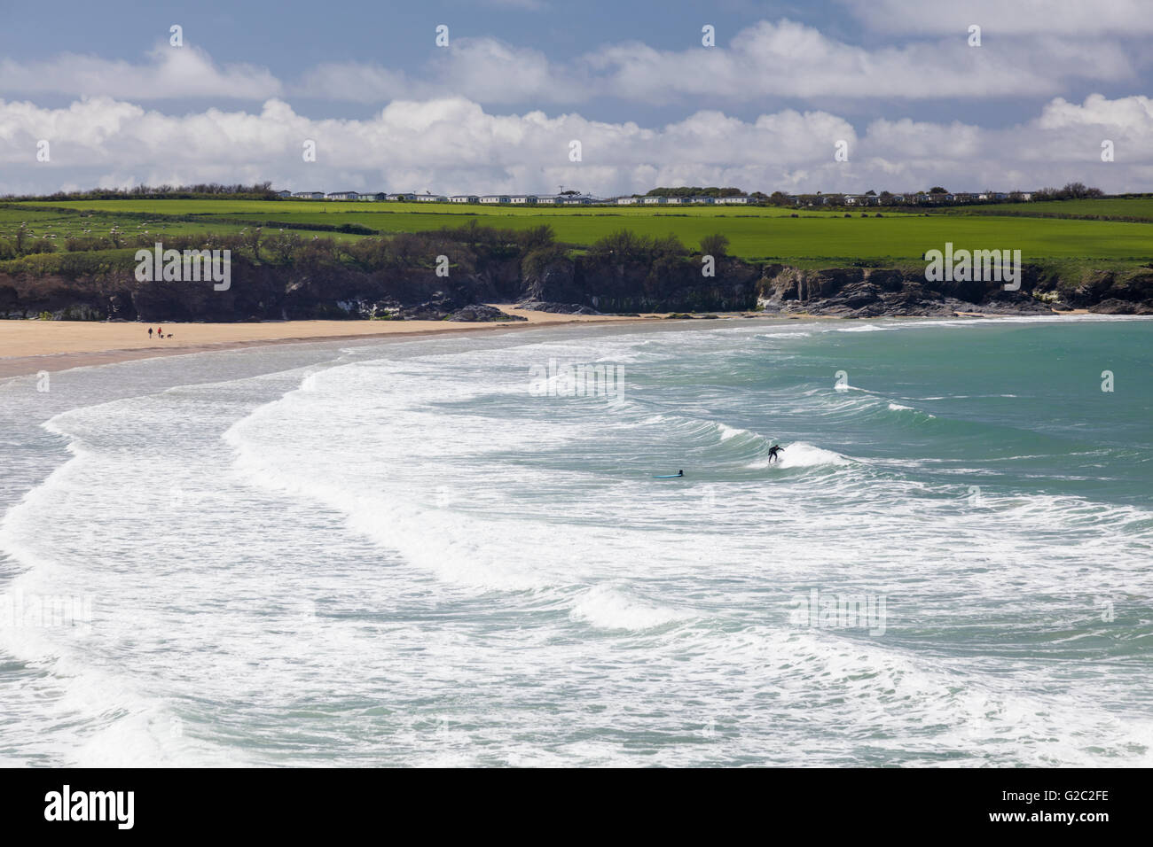Surfer auf der kornischen Küste Harlyn Bay, in der Nähe von Padstow. Stockfoto