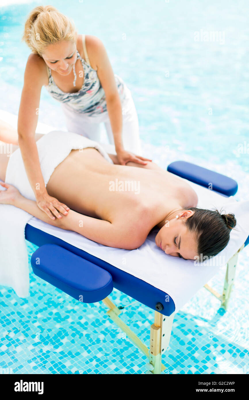 Frau mit einer Massage im pool Stockfoto