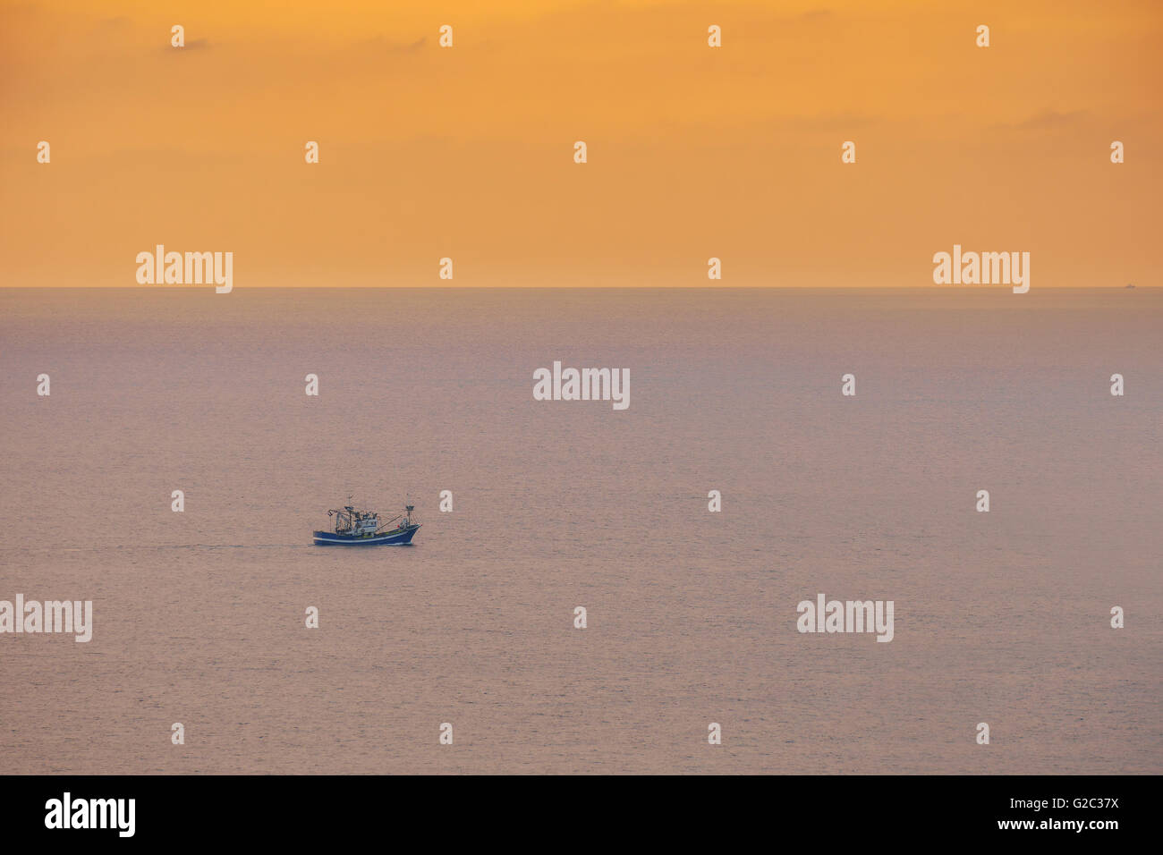 Seelandschaft mit Schiff Angeln bei Sonnenuntergang Stockfoto