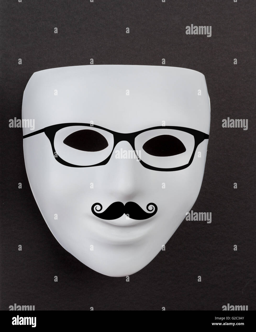 Weiße Maske auf schwarzem Hintergrund mit Hipster Gläser und Schnurrbart. Stockfoto