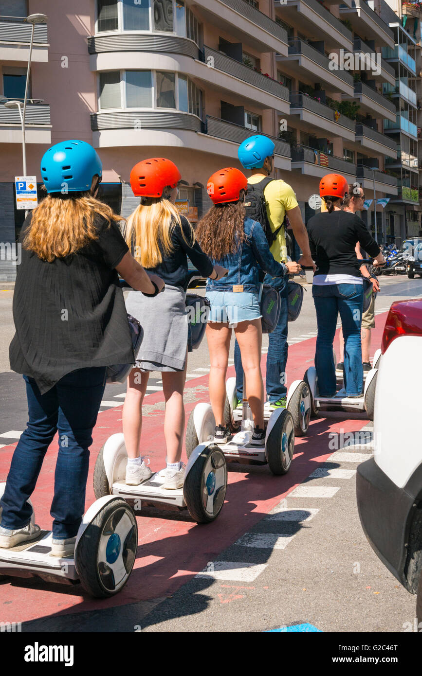 Spanien Katalonien Barcelona Eixample Gruppe von jungen Mädchen im Teenageralter auf Segway Elektroroller Typ mit Sturzhelmen Transporter Stockfoto