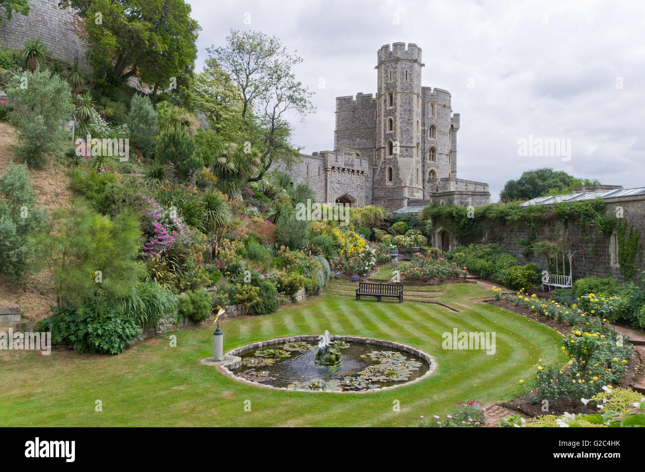 Windsor Castle, die Residenz der königlichen Familie, Berkshire, Großbritannien; Blick über den Moat Garden zum King Edward III Tower Stockfoto