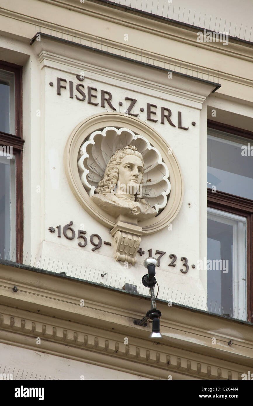 Österreichischen Barock Architekt Johann Bernhard Fischer von Erlach (1656-1723). Stuck-Porträtbüste des tschechischen Bildhauers Bohuslav Schnirch auf Kindluv Dum (Kindls Haus) in Prag, Tschechien. Das Kindluv Dum (Kindls Haus) auch bekannt als das Bondyho Dum (Bondy Haus) entworfen vom Architekten Frantisek Kindl im Neo-Renaissance-Stil erbaute 1891-1892 an der Kreuzung der Na Porici und Tesnov Straßen in Nove Mesto (Neustadt). Stockfoto