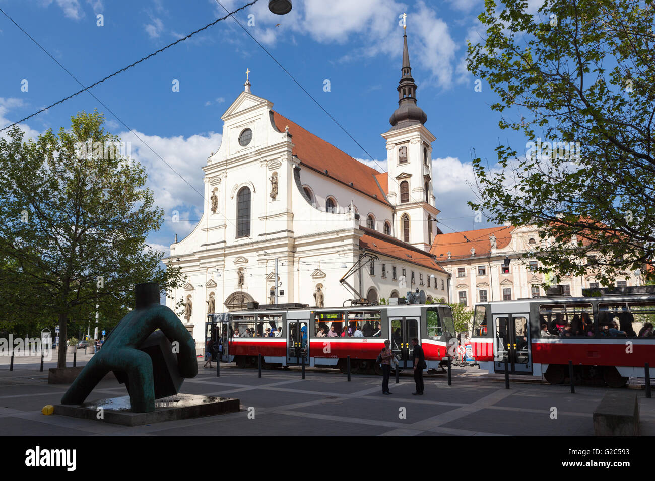 Brünn, Süd-Mähren, Tschechische Republik. St.-Thomas-Kirche (Sv Tomas) und mährische Galerie (Galerie des mährischen Kunst) Stockfoto