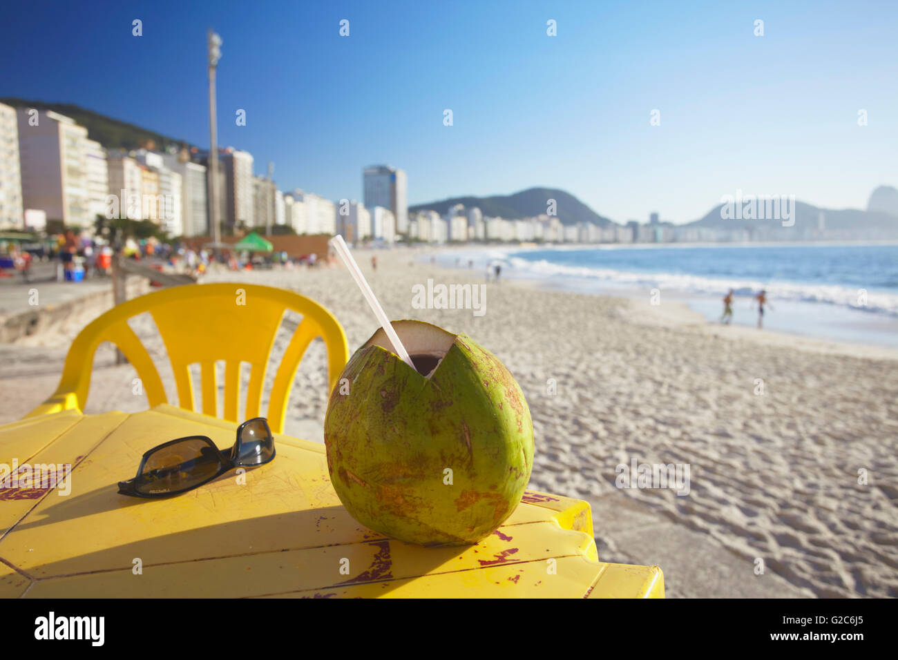 Frische Kokosnuss im Strandcafé, Copacabana, Rio De Janeiro, Brasilien Stockfoto