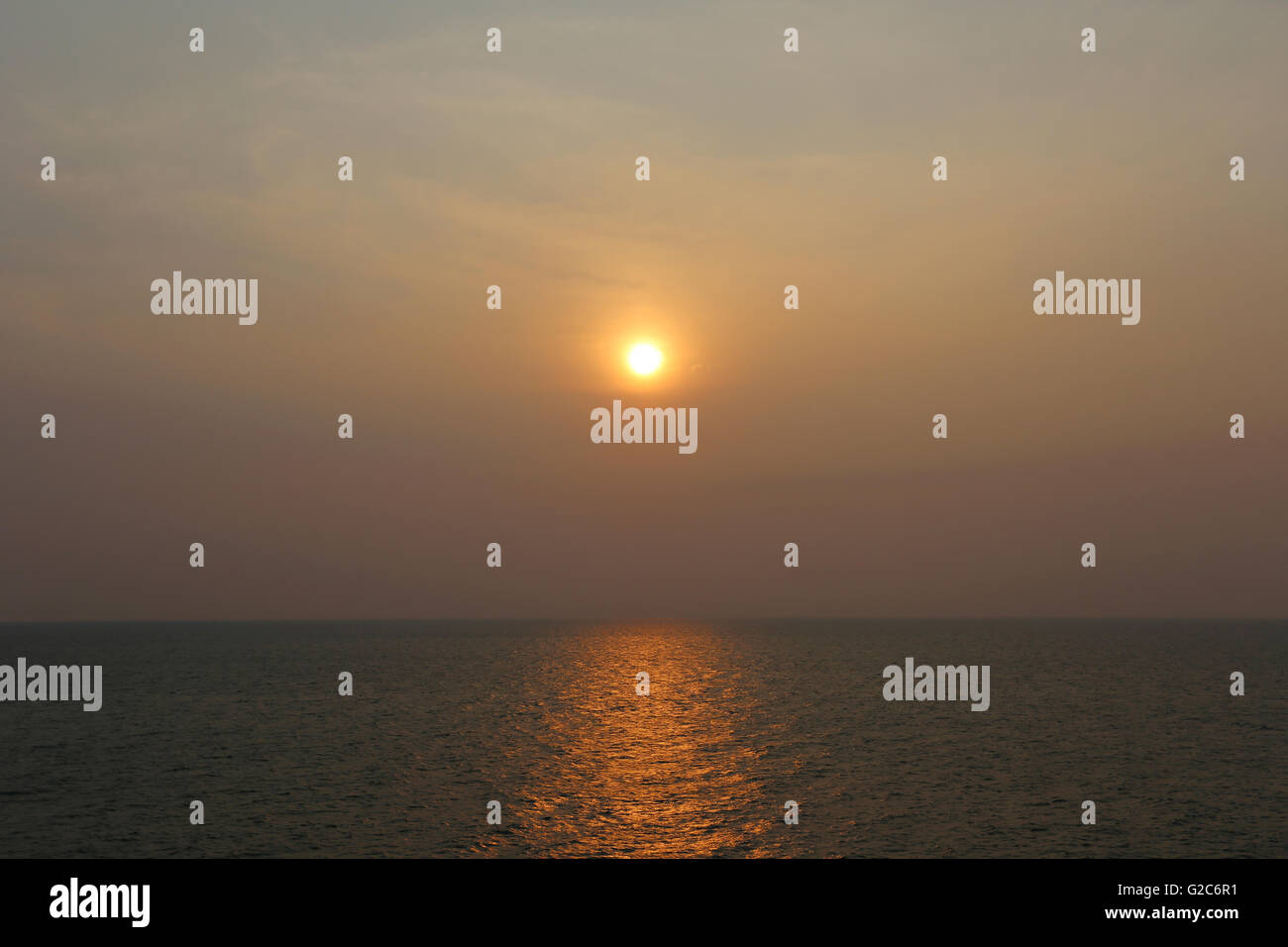 Sonnenuntergang Horizont am Abend am Meer Thailand, schönen Himmel Licht Twilight. Stockfoto