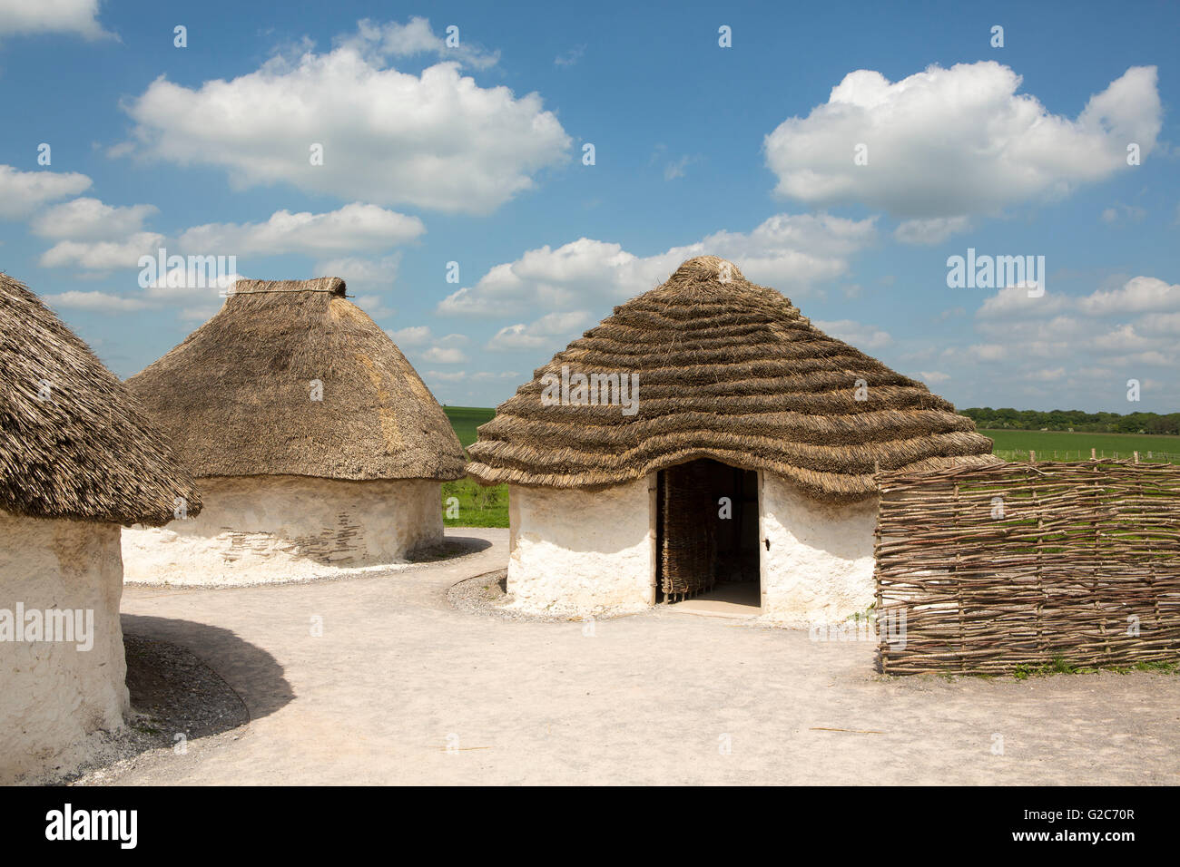 Sammlung von mittelalterlichen Häusern. Weißen Häusern mit Strohdächern. Stockfoto