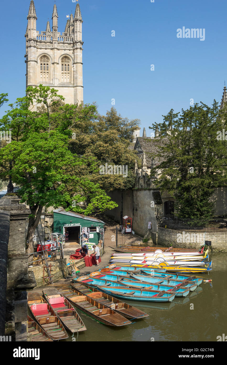 England, Oxford, Magdalen College & Fluss Cherwell Kähne Stockfoto