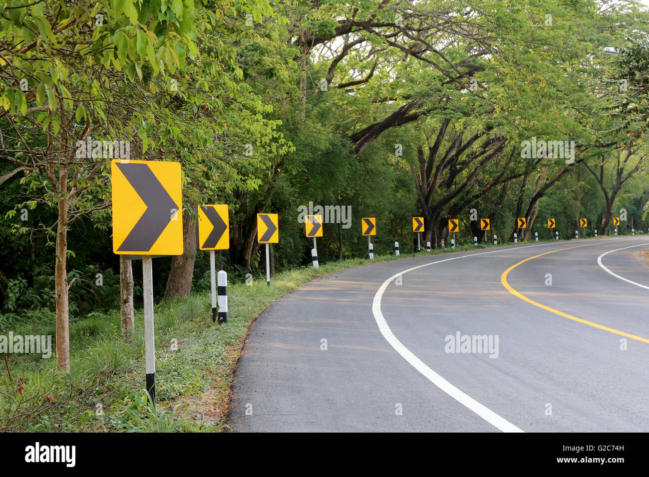 Die Straße Kurve mit Straßenschildern reflex, nachts Licht Sie der Beschilderung klarer zu sehen. Stockfoto