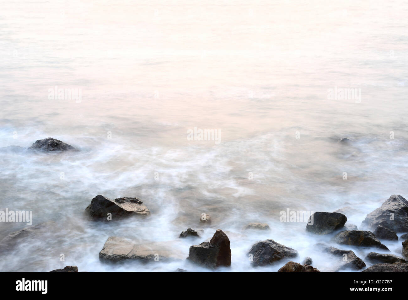 Meer Nebel Weichheit von den Gezeiten und den Sonnenuntergang am Abend mit Felsen im Vordergrund, Aussichtspunkt in Chanthaburi Thailand. Stockfoto