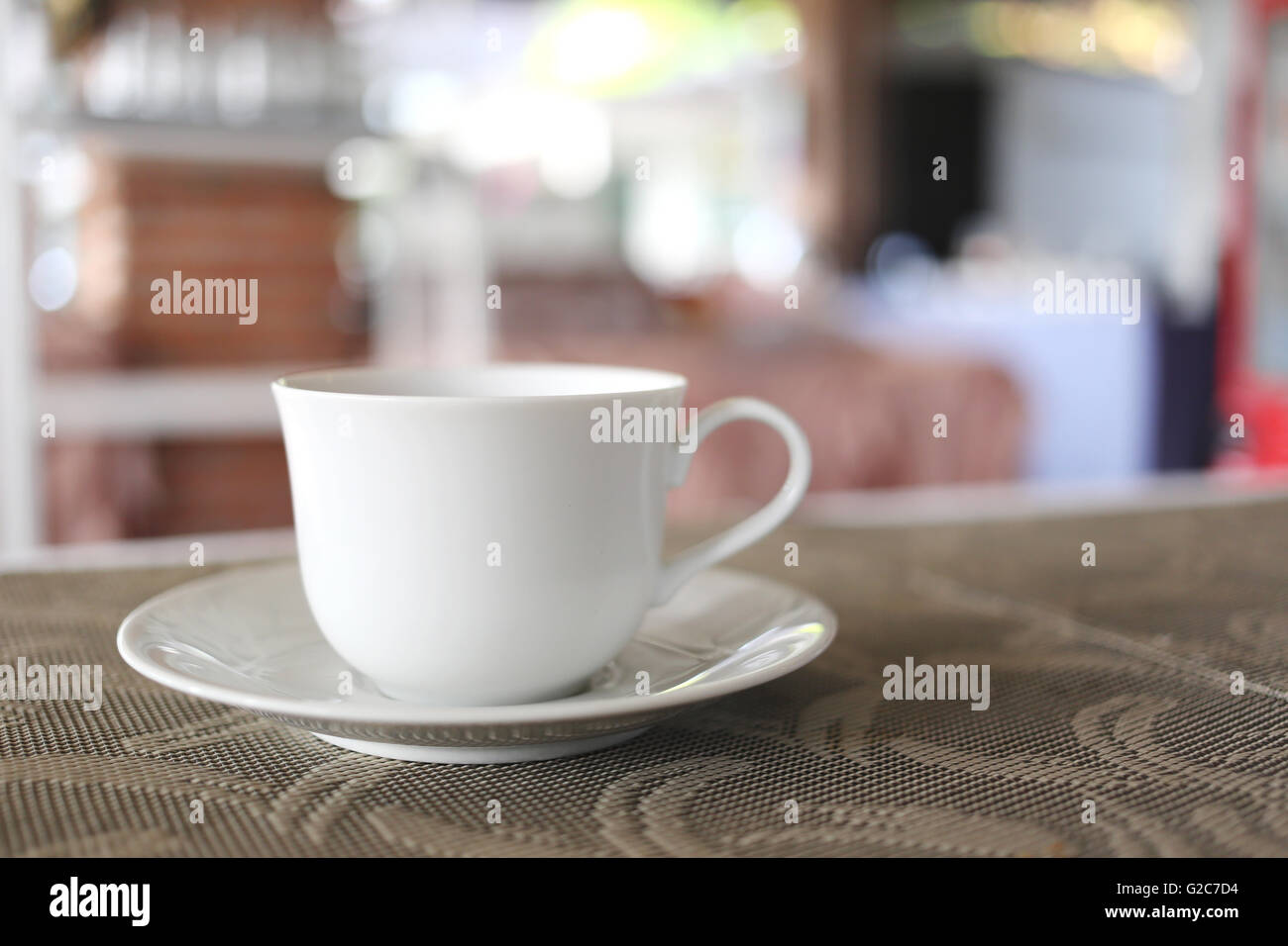 heißen Kaffee in weiße Tasse am Tisch essen. Stockfoto