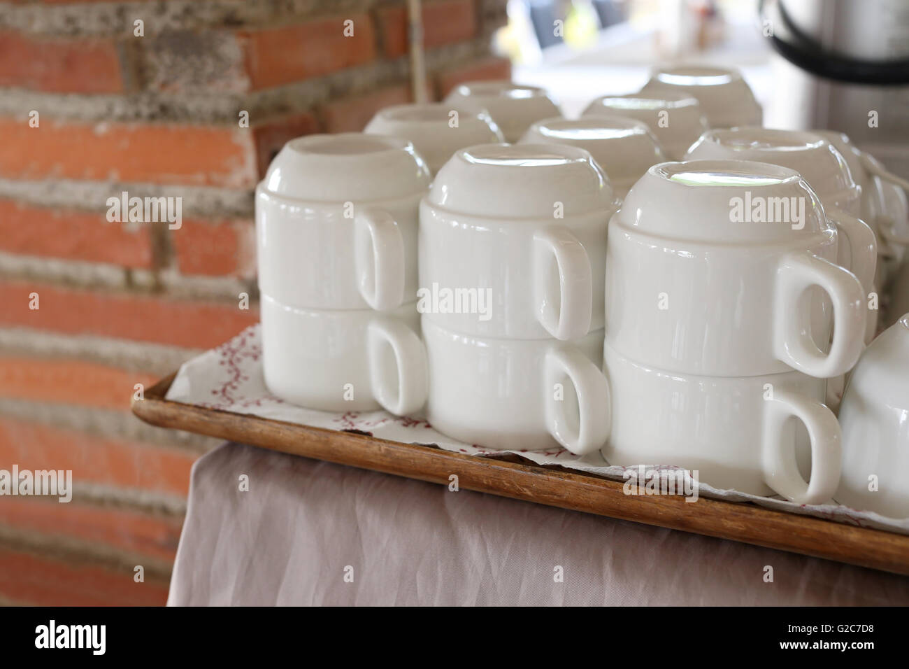 weiße Tasse Kaffee trinken vorzubereiten für Kunden in einem Restaurant. Stockfoto