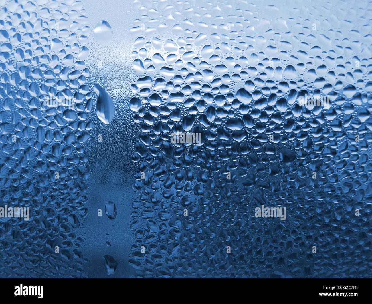 natürliche Wasser tropft auf Fensterglas Stockfoto