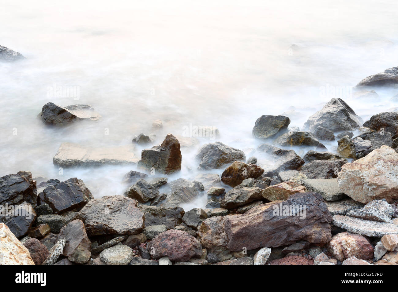 Meer Nebel Weichheit von den Gezeiten und den Sonnenuntergang am Abend mit Felsen im Vordergrund, Aussichtspunkt in Chanthaburi Thailand. Stockfoto