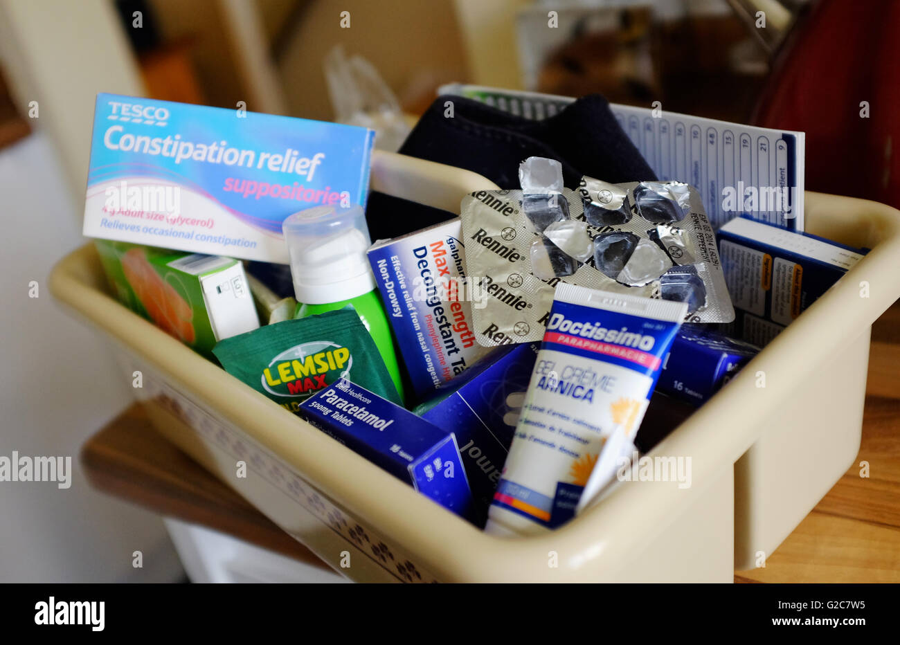 Verschiedene Tabletten und Heilmittel zu Hause gehalten für Erkältungen Grippe Magenprobleme etc. für Hypochonder Stockfoto