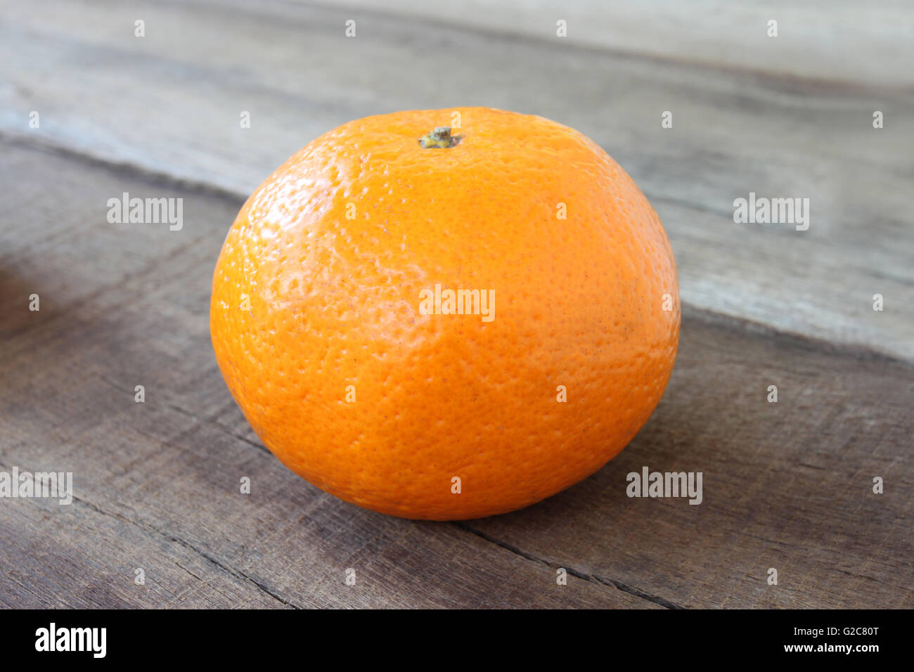 frische orange Frucht auf Holzboden im Konzept für eine gesunde Ernährung gelegt. Stockfoto