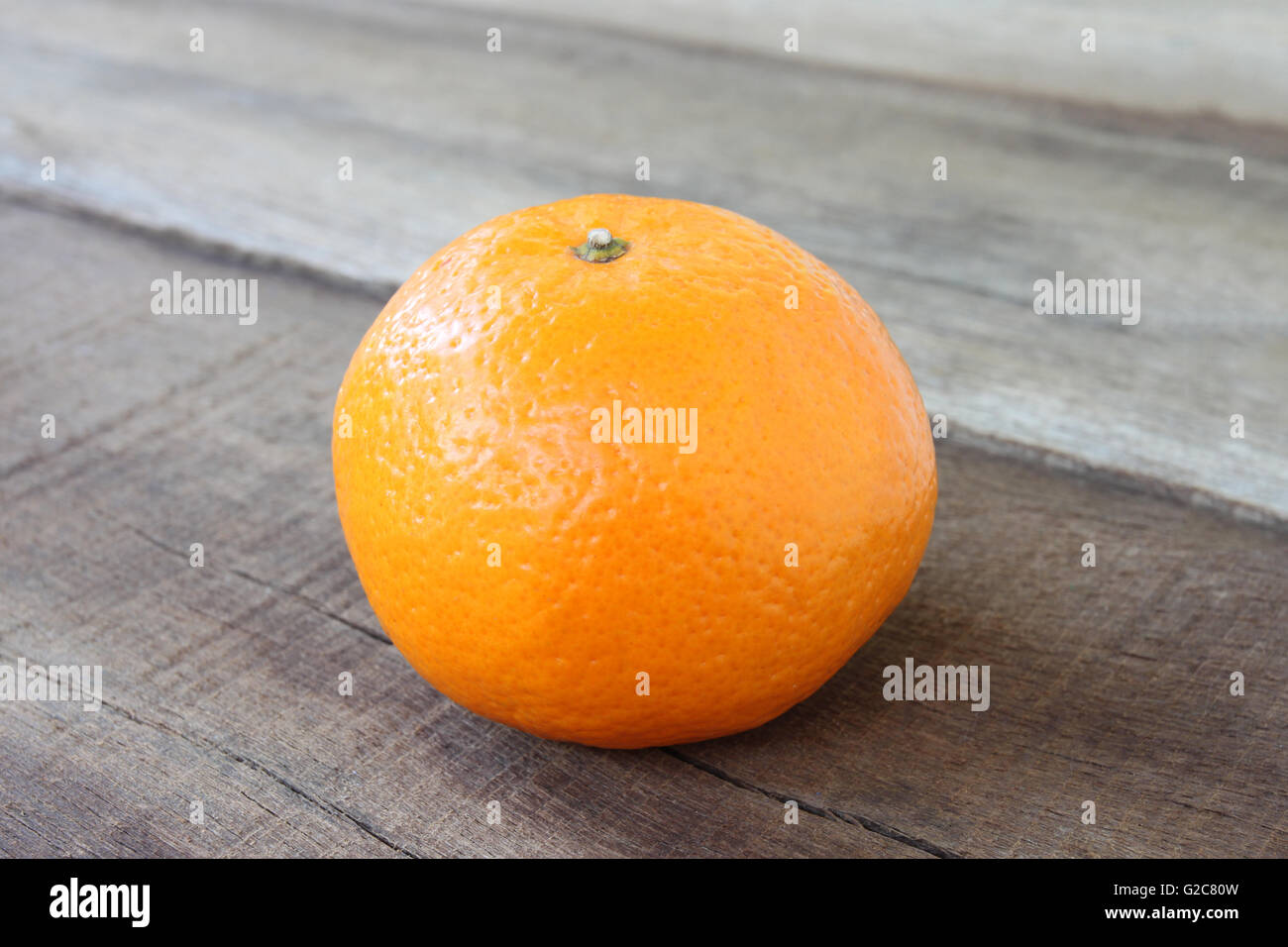 frische orange Frucht auf Holzboden im Konzept für eine gesunde Ernährung gelegt. Stockfoto