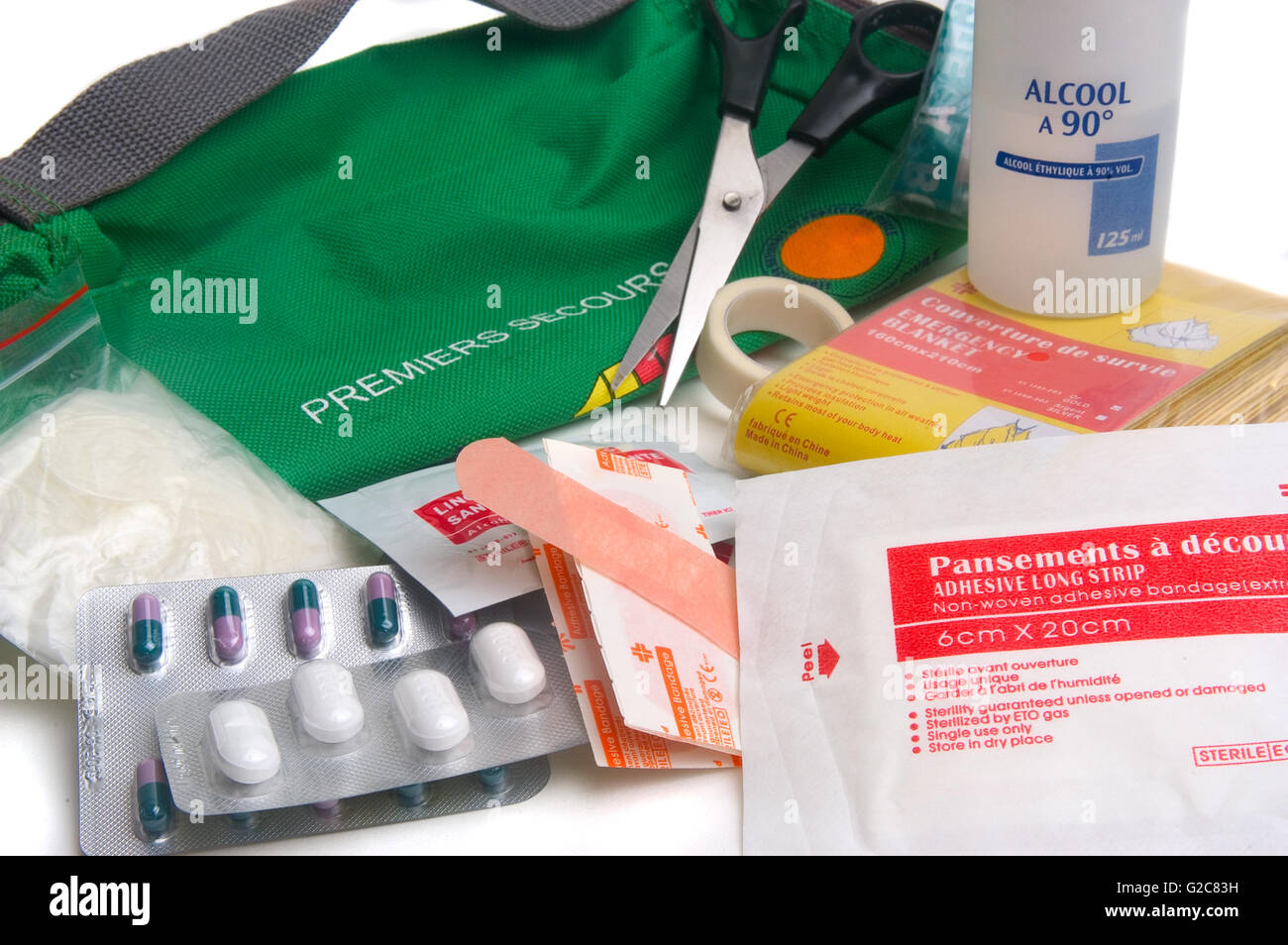 Erste-Hilfe-Kit mit allem, was Sie brauchen, zu behandeln, wie Bandagen und Desinfektionsmittel immer hilfsbereit mit dem Auto oder auf Reisen Stockfoto