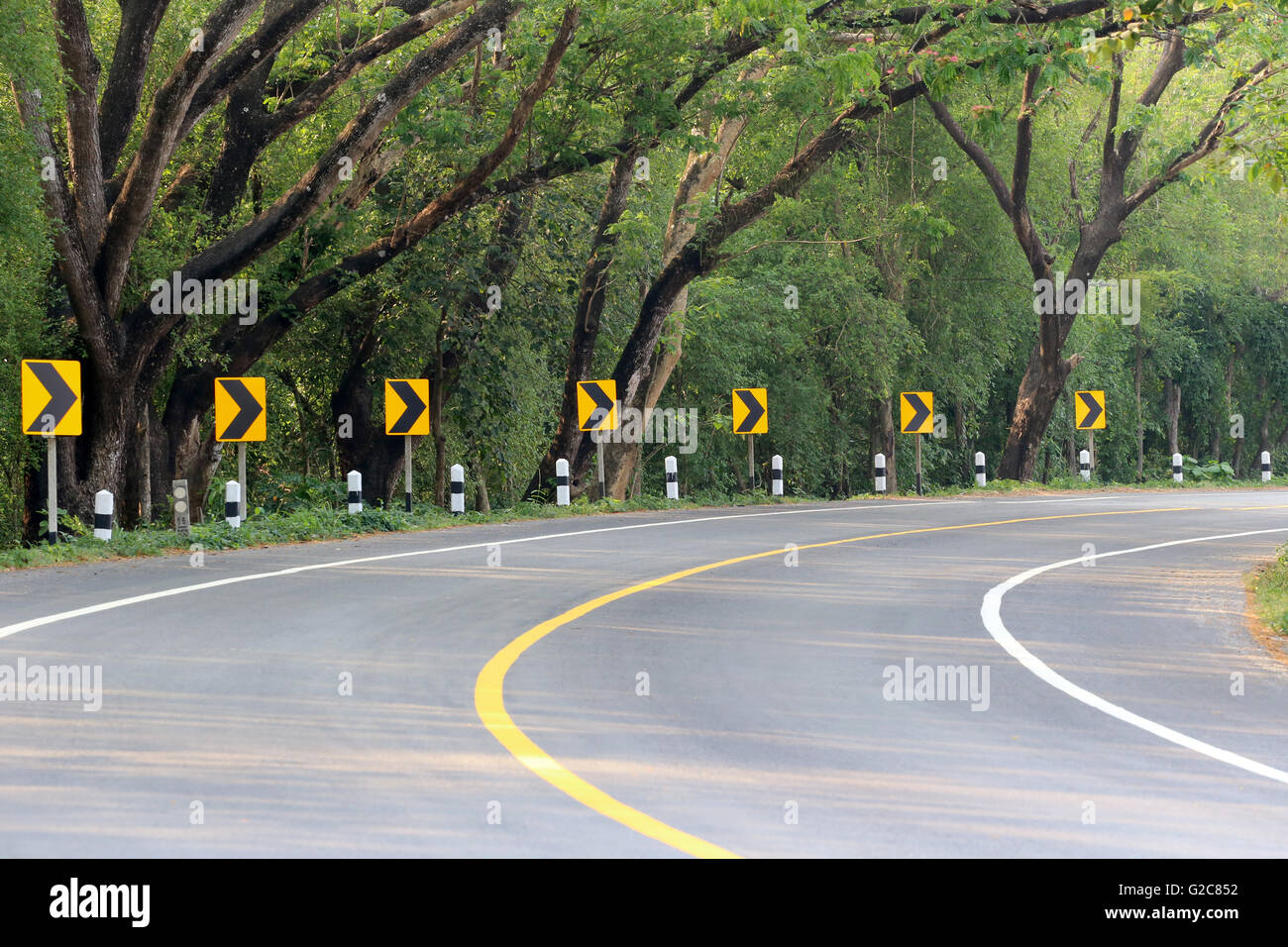 Die Straße Kurve mit Straßenschildern reflex, nachts Licht Sie der Beschilderung klarer zu sehen. Stockfoto