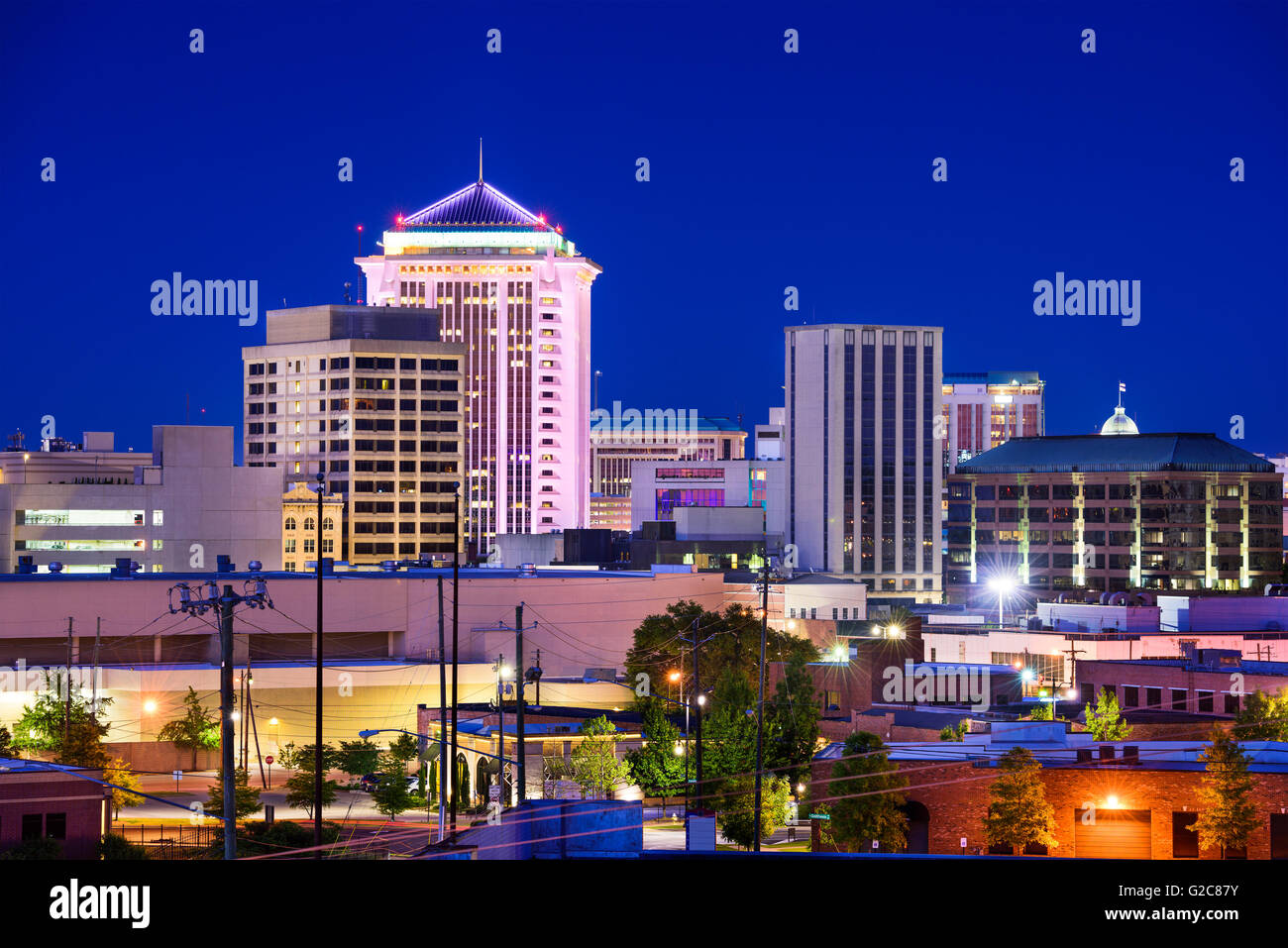 Montgomery, Alabama, USA downtown Skyline bei Nacht. Stockfoto