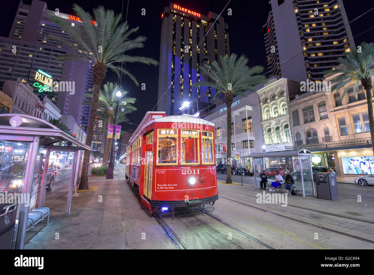 Eine Straßenbahn in der Innenstadt von New Orleans, Louisiana, USA. Stockfoto