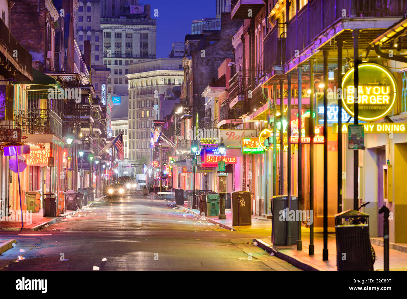 Bourbon Street, New Orleans, Louisiana, USA in der Nacht. Stockfoto