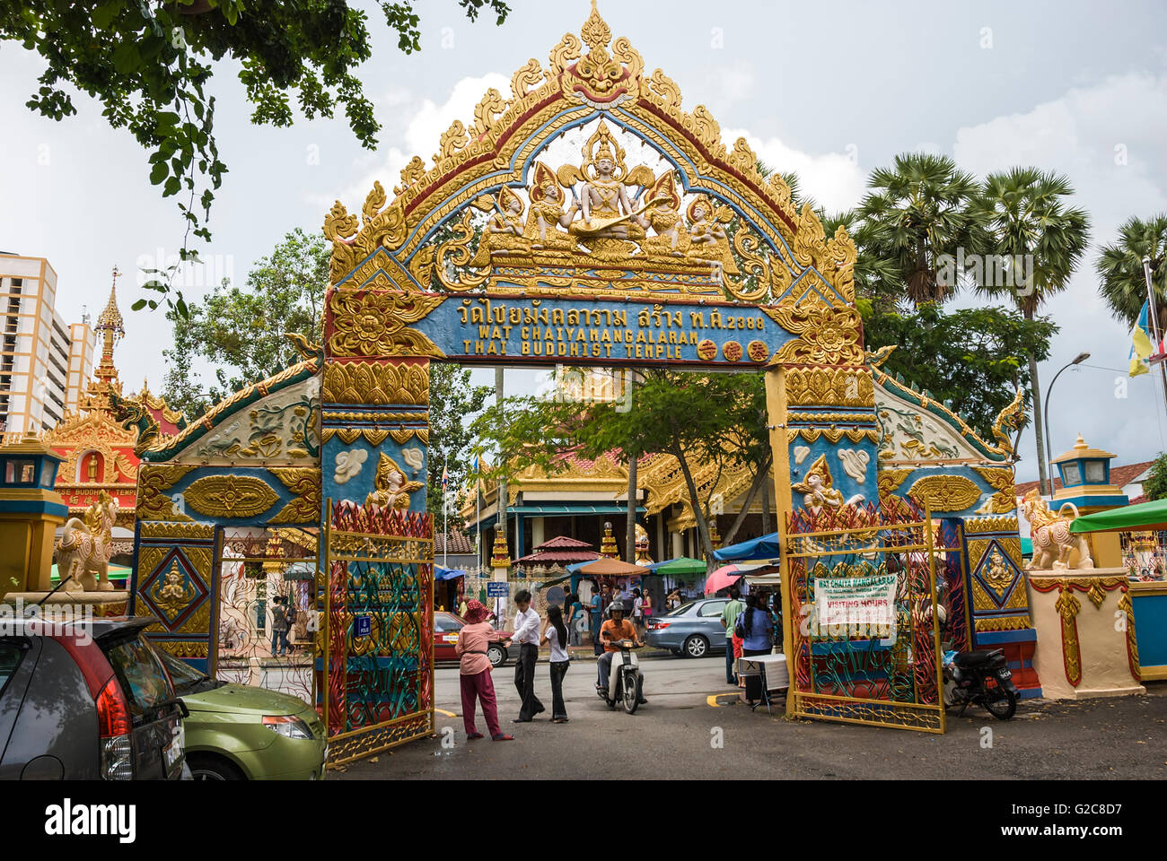 Eingang von Wat Chaiyamangalaram Thai Buddhist Temple, können Leute gesehen die Erkundung um die beliebteste touristische Hot Spot in Georgetown, Penang, Mala Stockfoto