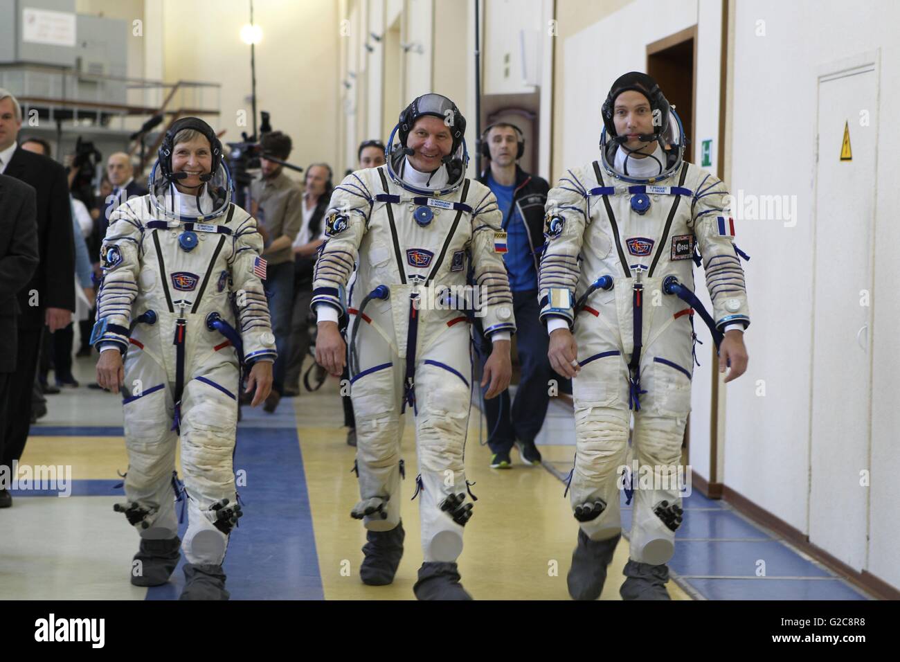 Internationale Raumstation ISS-Expedition 48 backup Crew kommen für Qualifikation Prüfungen an den Gagarin-Kosmonautentrainingszentrum 26. Mai 2016 in Star City, Russland, sind Besatzungsmitglieder von L-R: NASA-Astronaut Peggy Whitson, russischer Kosmonaut Oleg Novitskiy und französischer Astronaut Thomas Pesquet. Stockfoto