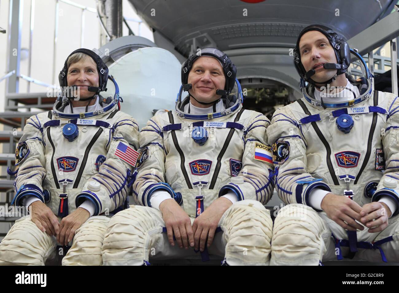 Internationale Raumstation ISS-Expedition 48 backup Crew Pose für die Fotos bei der Sojus-Simulator starten Anzüge bei Gagarin Kosmonauten Training Center 26. Mai 2016 in Star City, Russland, sind Besatzungsmitglieder von L-R: NASA-Astronaut Peggy Whitson, russischer Kosmonaut Oleg Novitskiy und französischer Astronaut Thomas Pesquet. Stockfoto