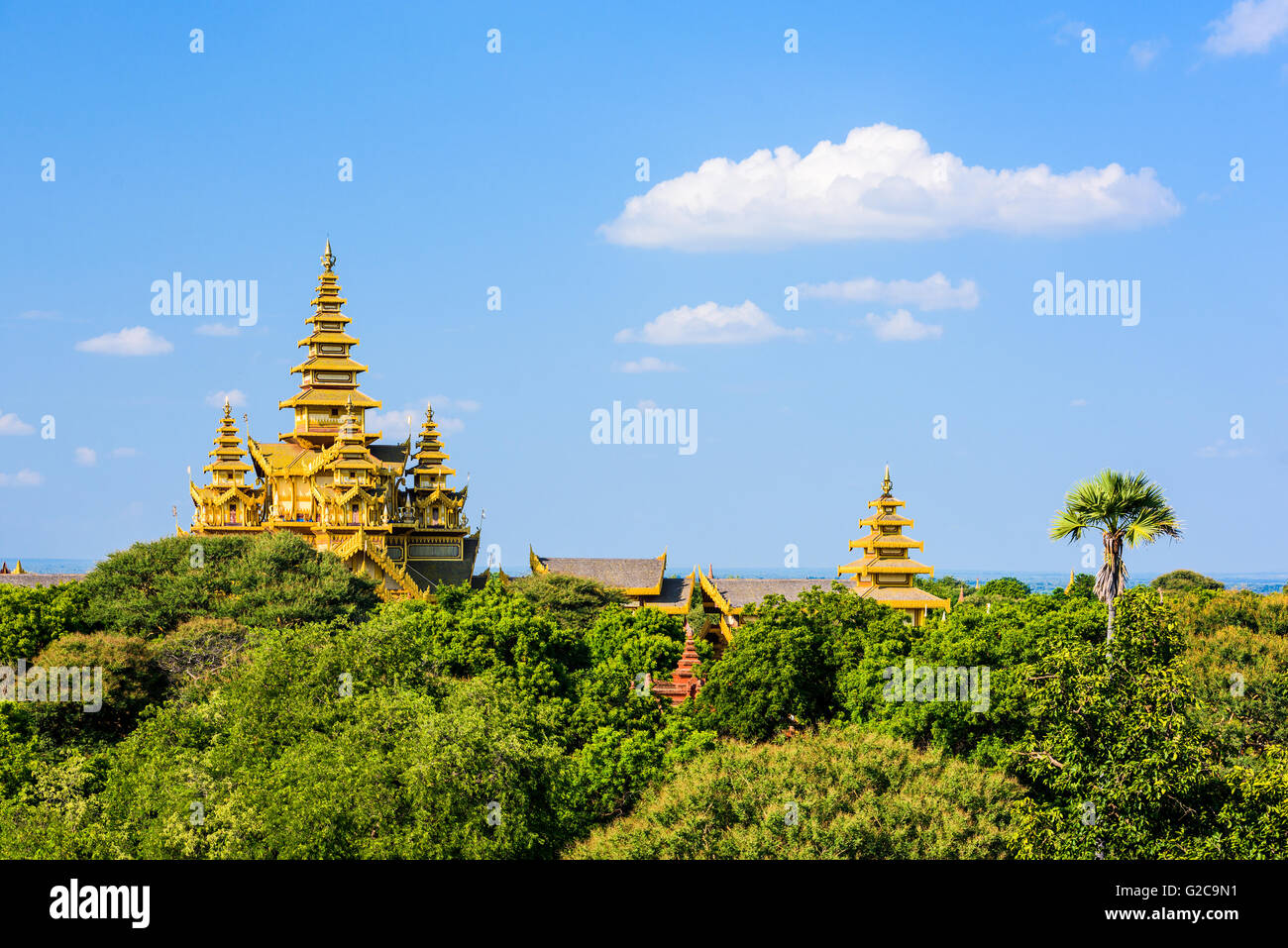 Bagan, Myanmar Königspalast über den Bäumen. Stockfoto