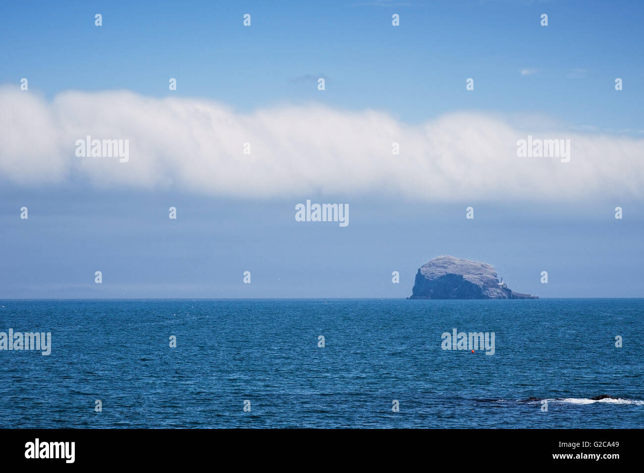 Seenebel (Haar) über dem Bass Rock, North Berwick, Schottland. Stockfoto