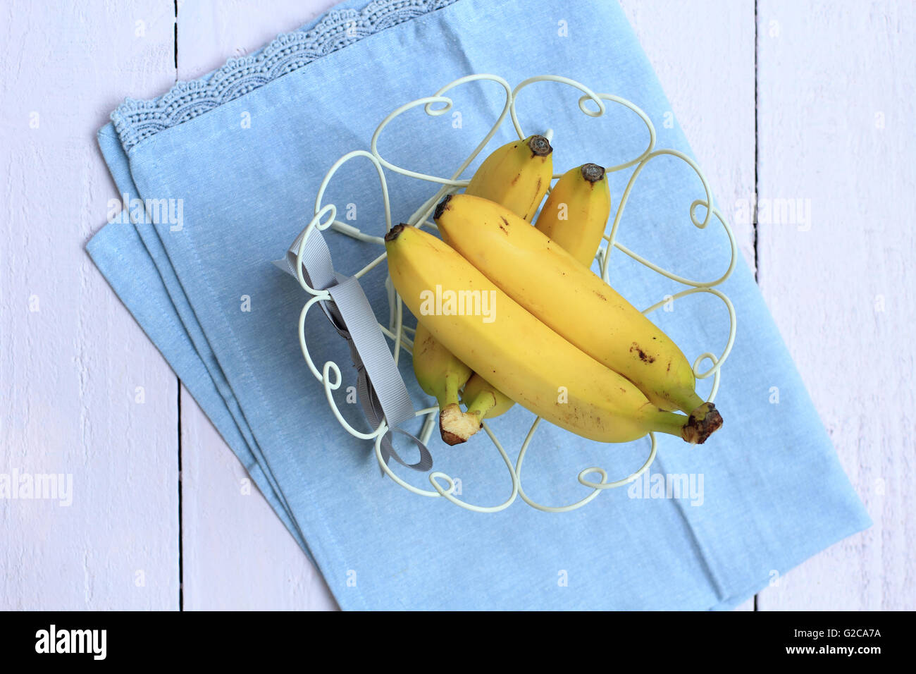 Frische Bananen auf stilvolle Vintage-Hintergrund Stockfoto