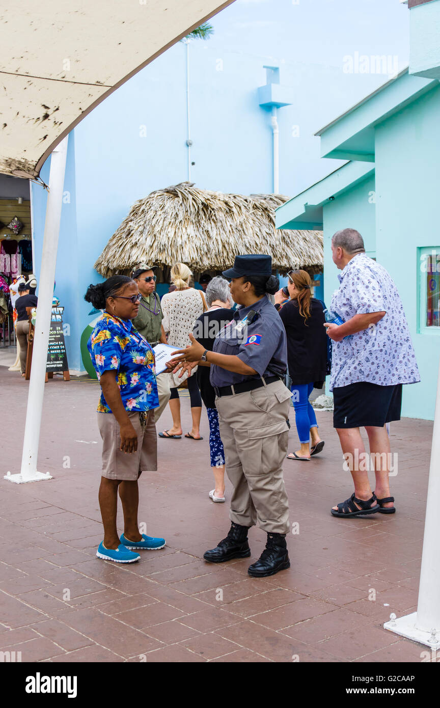 Wachmann im Gespräch mit einem Reiseleiter in Belize City, Belize Stockfoto Wachmann im Gespräch mit einem Reiseleiter in Belize City, Belize Stockfoto