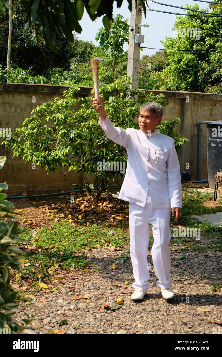 Chiang Mai, Thailand - 15. Mai 2016. Brahmin Priester sprüht lustral Wasser über Eigentum an Geisterhaus Zeremonie etablieren. Stockfoto