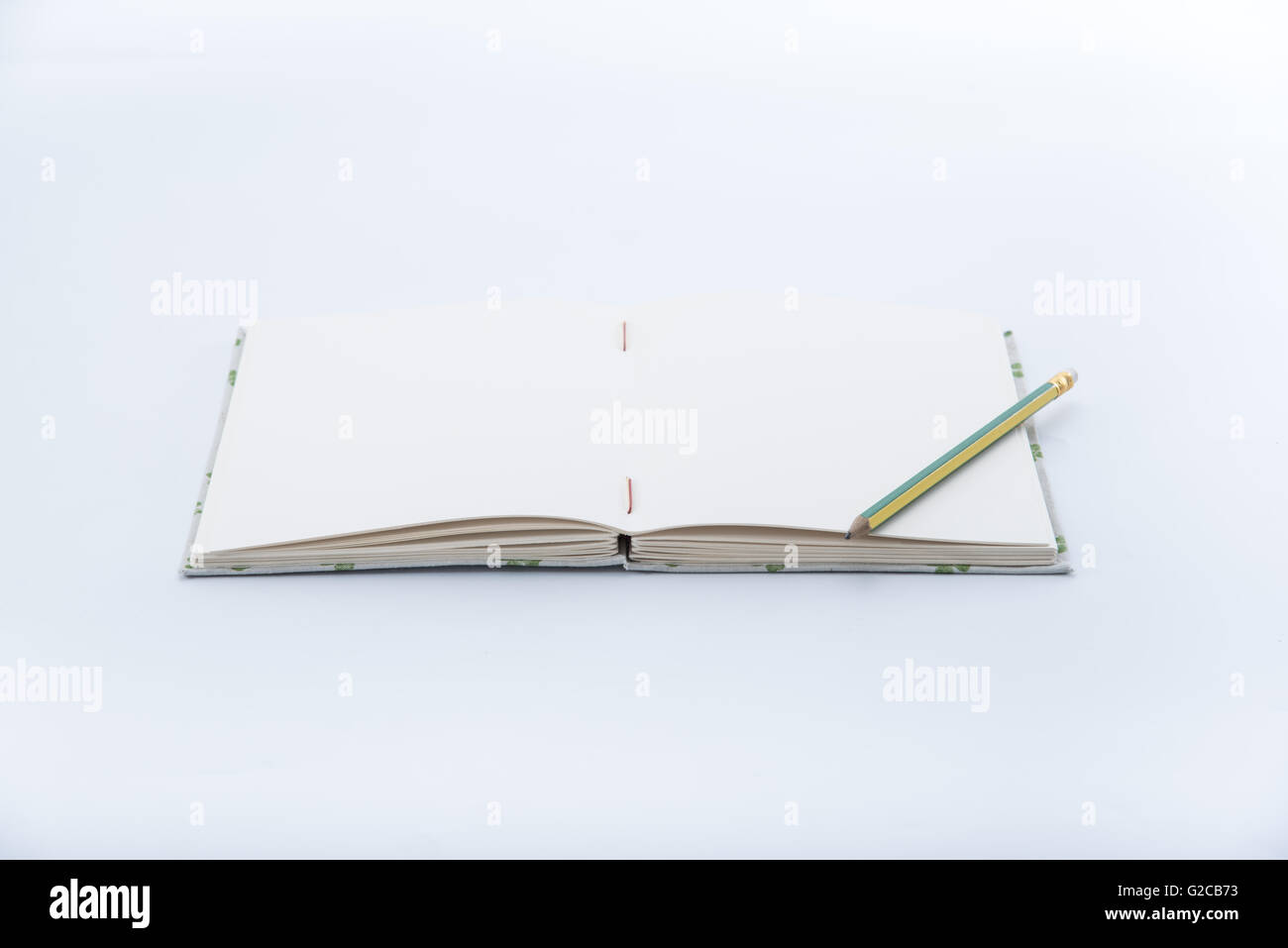 Nahaufnahme des offenen handgemachte Buch auf weißem Hintergrund Stockfoto