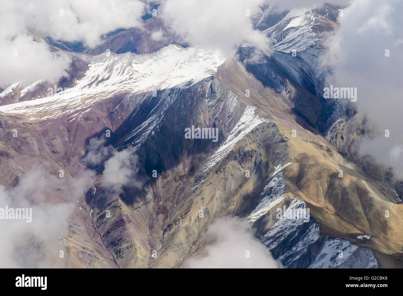 Schöne Aussicht aus dem Flugzeug zu den Bergen des Himalaya Stockfoto