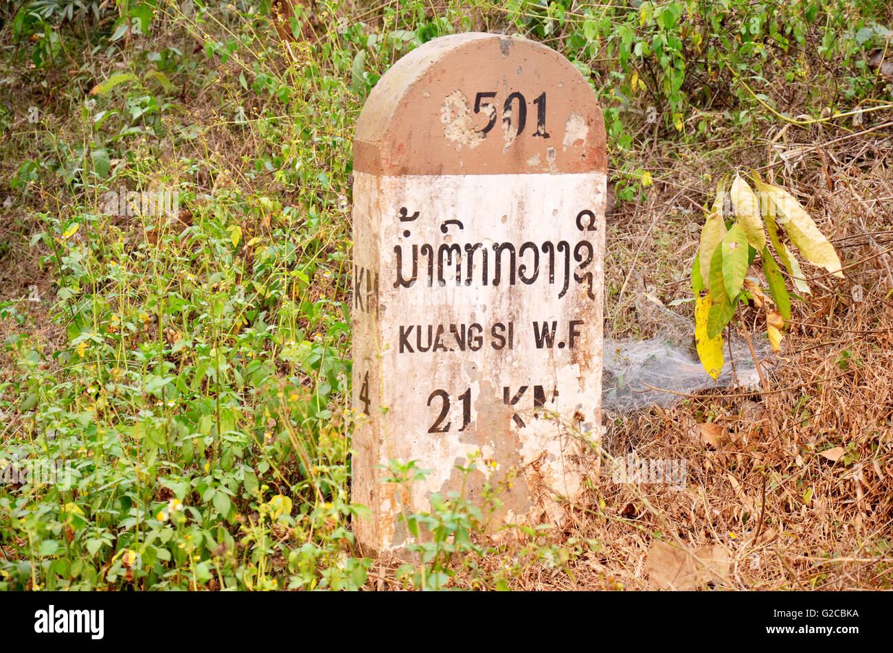 Alten Meilenstein auf dem Weg Informationen Abstand zu Kuang Si Wasserfällen oder Tat Kuang Si Waterfalls auf 8. April 2016 in Luang Prabang, L Stockfoto